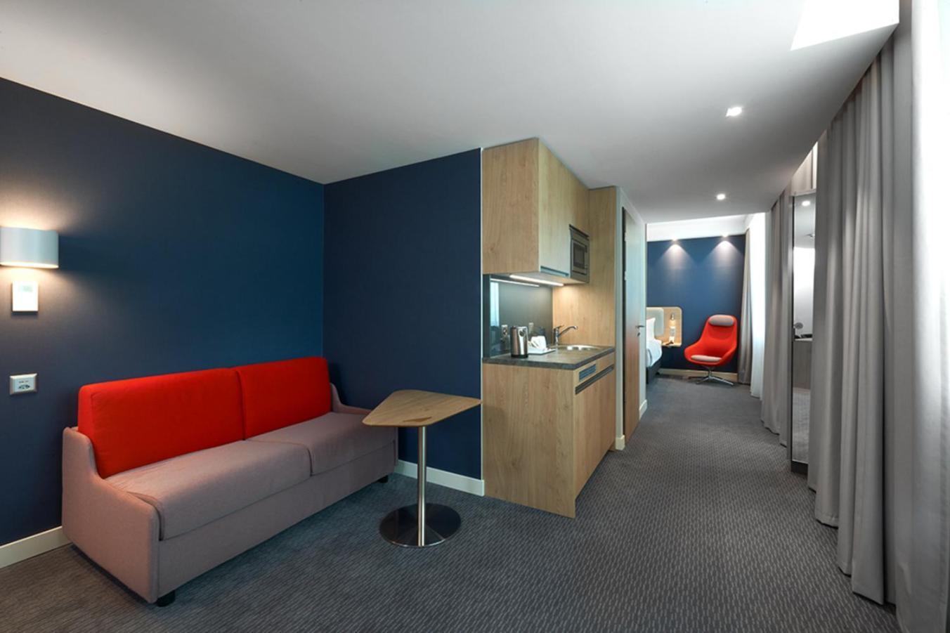 Holiday Inn Express & Suites - Basel - Allschwil By Ihg Exterior photo