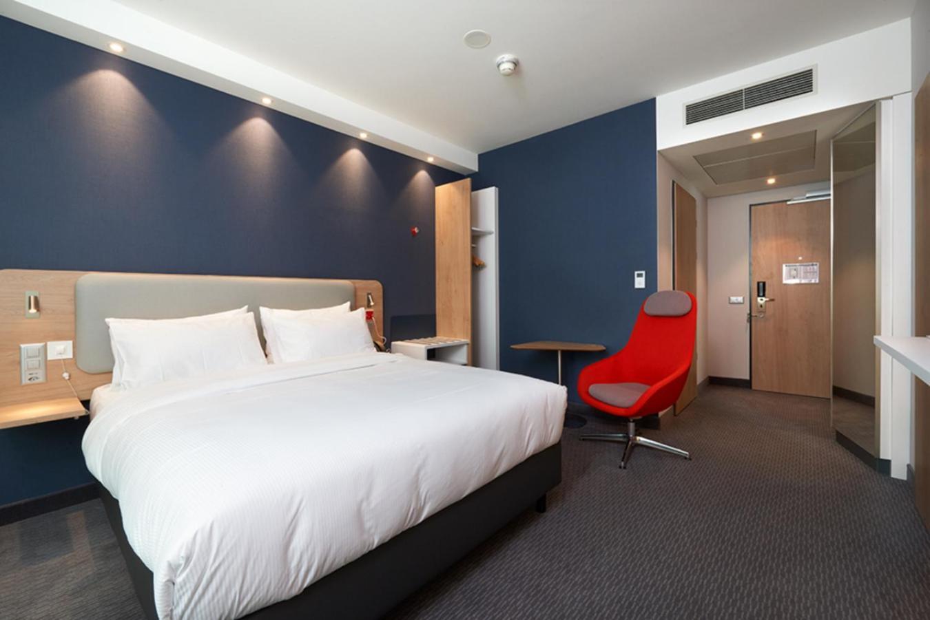 Holiday Inn Express & Suites - Basel - Allschwil By Ihg Exterior photo
