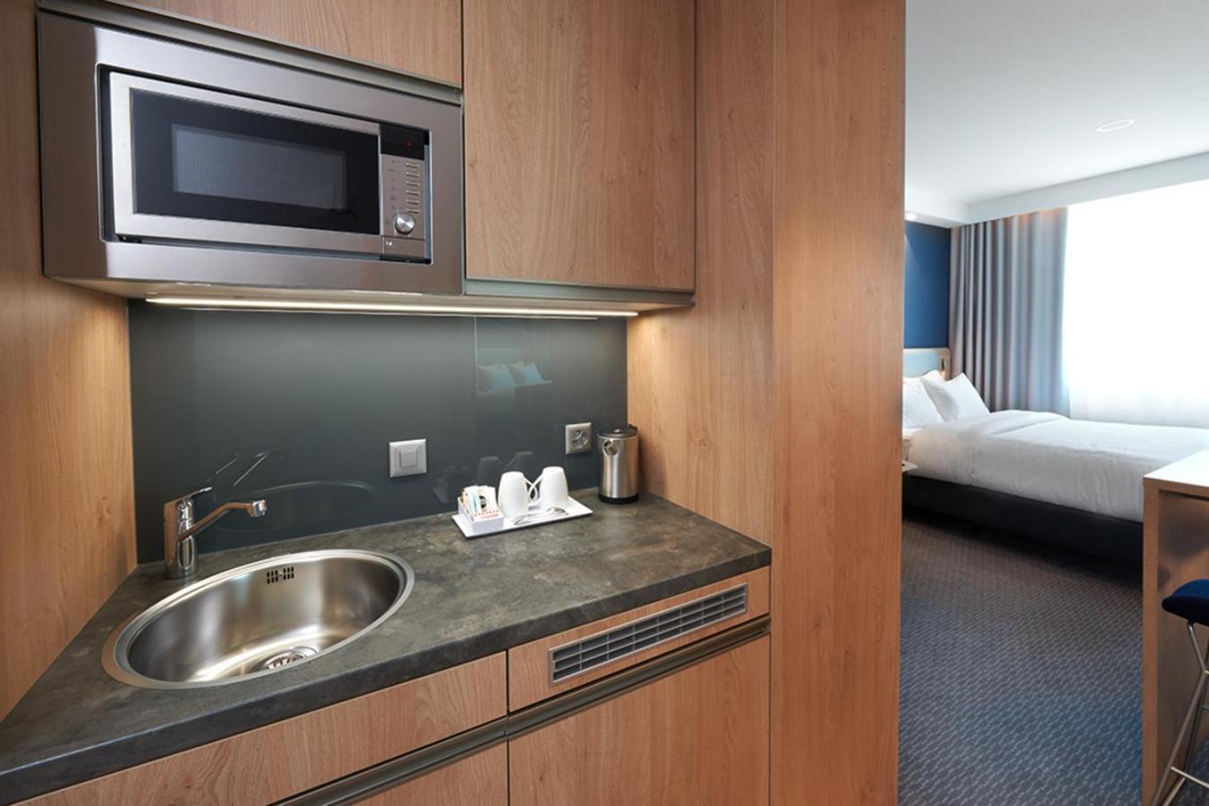 Holiday Inn Express & Suites - Basel - Allschwil By Ihg Exterior photo