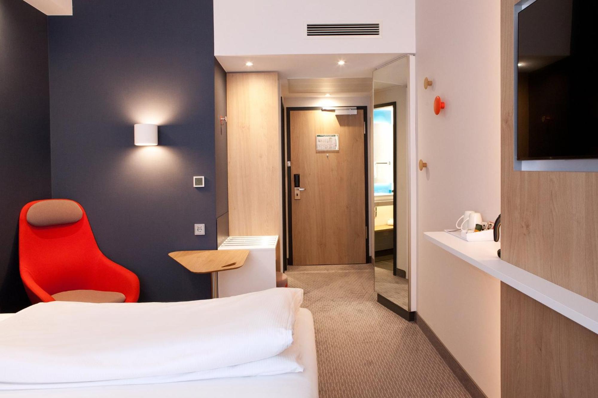 Holiday Inn Express & Suites - Basel - Allschwil By Ihg Exterior photo